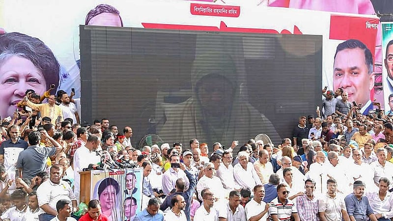 রাজধানীর নয়া পল্টনে কেন্দ্রীয় কার্যালয়ের সামনে বুধবার বিএনপির সমাবেশের মঞ্চে জ্যেষ্ঠ নেতারা।