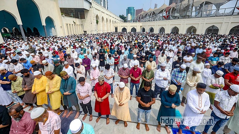 জাতীয় মসজিদ বায়তুল মোকাররমে জুমার নামাজে ছোট-বড় সবাই এক কাতারে