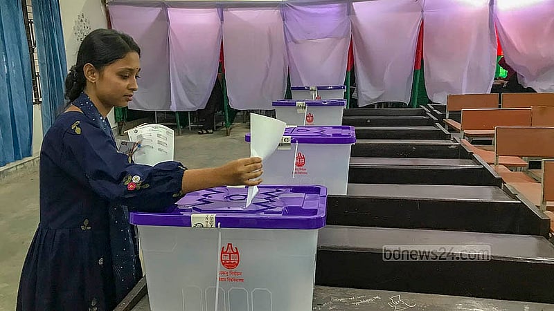 চাকসু নির্বাচনে পছন্দের প্রার্থীদের বেছে নিতে ভোট দিচ্ছেন শিক্ষার্থীরা।