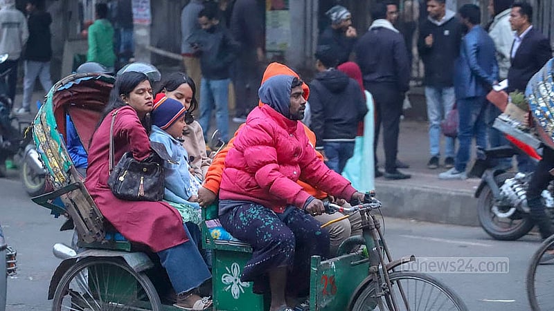 কুয়াশায় ঢাকা রাজধানীতে বৃহস্পতিবার ছোট-বড় সবার গায়ে ছিল বাড়তি গরমের কাপড়। ঢাকা বিশ্ববিদ্যালয় এলাকা থেকে তোলা