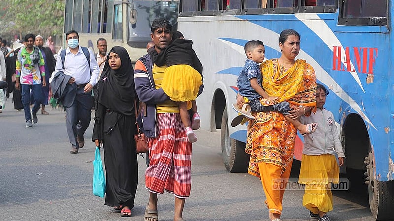 গণঅভ্যুত্থানে আহতরা রোববার রাজধানীর শ্যামলীর শিশুমেলা মোড় অবরোধ করায় ভোগান্তিতে পড়ে মানুষ