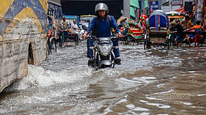 বৃষ্টিতে মিরপুরে জলাবদ্ধতা, চলাচলে ভোগান্তি