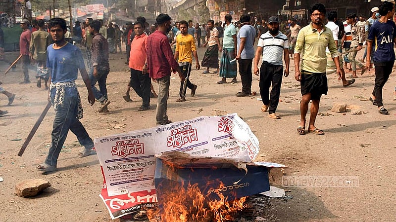 ঢাকা মহানগরীতে ব্যাটারিচালিত রিকশা চলাচল বন্ধের প্রতিবাদে রোববার যাত্রাবাড়ীতে সড়কে আগুন জ্বালিয়ে বিক্ষোভ দেখান চালকরা।