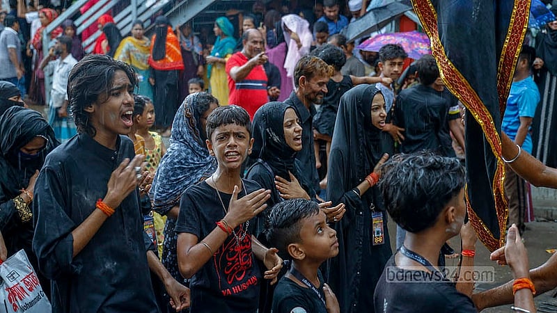 পুরান ঢাকার হোসাইনী দালান থেকে বের হওয়া তাজিয়া মিছিলে শিশুদেরও দেখা যায় বড়দের সঙ্গে