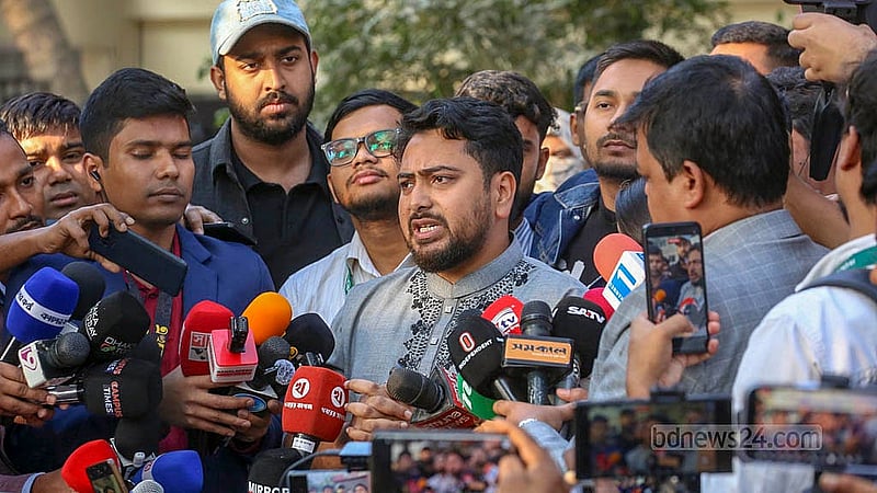 বাড্ডার এ কে এম রহমত উল্লাহ বিশ্ববিদ্যালয় কলেজ কেন্দ্রে বৃহস্পতিবার সকালে ঢাকা ১১ আসনের প্রার্থী জাতীয় নাগরিক পার্টির নাহিদ ইসলাম ভোট দেওয়ার পরে সাংবাদিকদের সঙ্গে কথা বলেন।