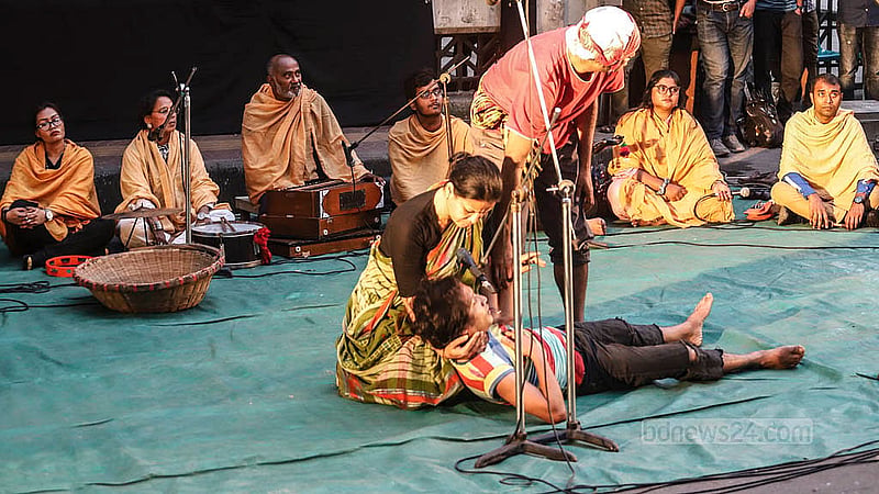 প্রতিবাদ সভায় হামলার প্রতিবাদ ও নাট্যকর্মীদের নিরাপত্তার দাবিতে বৃহস্পতিবার রাজধানীর শিল্পকলা একাডেমির জাতীয় নাট্যশালার ফটকে আরণ্যক নাট্যদলের ‘মূর্খ লোকের মূর্খ কথা’ পথনাটকের দৃশ্য