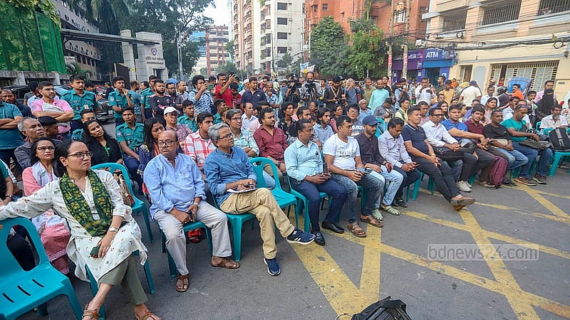 প্রতিবাদ সভায় হামলার প্রতিবাদ ও নাট্যকর্মীদের নিরাপত্তার দাবিতে বৃহস্পতিবার রাজধানীর শিল্পকলা একাডেমির জাতীয় নাট্যশালার ফটকে পথনাটক প্রদর্শনীতে উপস্থিত ছিলেন অভিনেতা, নাট্যকারসহ শিল্পীরা