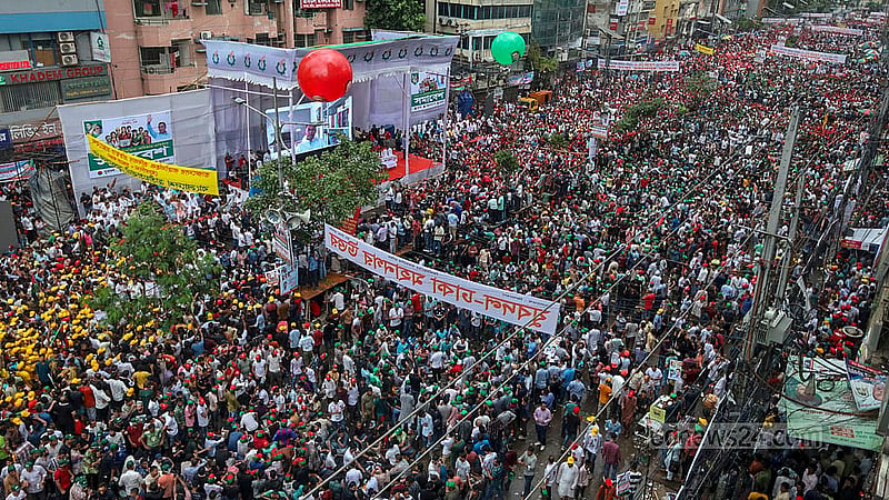 রাজধানীর নয়া পল্টনে বিএনপির কেন্দ্রীয় কার্যালয়ের সামনের সড়কে বুধবার বিএনপির তারুণ্যের সমাবেশের একাংশ।