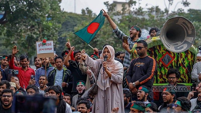 ইনকিলাব মঞ্চের আহ্বায়ক ওসমান হাদি হত্যায় জড়িতদের গ্রেপ্তার দাবিতে সোমবার কেন্দ্রীয় শহীদ মিনারে বিক্ষোভ সমাবেশে বক্তব্য দেন মঞ্চের নেত্রী ফাতিমা তাসনিম জুমা