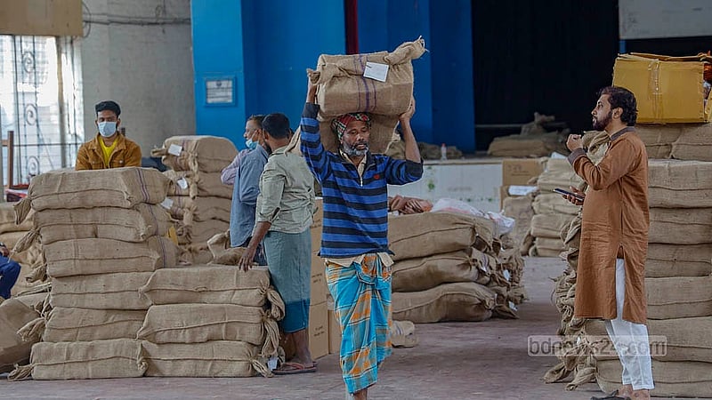 কাকরাইলের উইলস লিটল ফ্লাওয়ার স্কুলের অডিটোরিয়ামে স্তূপ করে রাখা হয়েছে গণভোটের ব্যালট পেপার। রোববার সেখান থেকে এসব ব্যালট পেপার ট্রাকে করে পাঠানো হয় সহকারী রিটার্নিং কর্মকর্তাদের কাছে