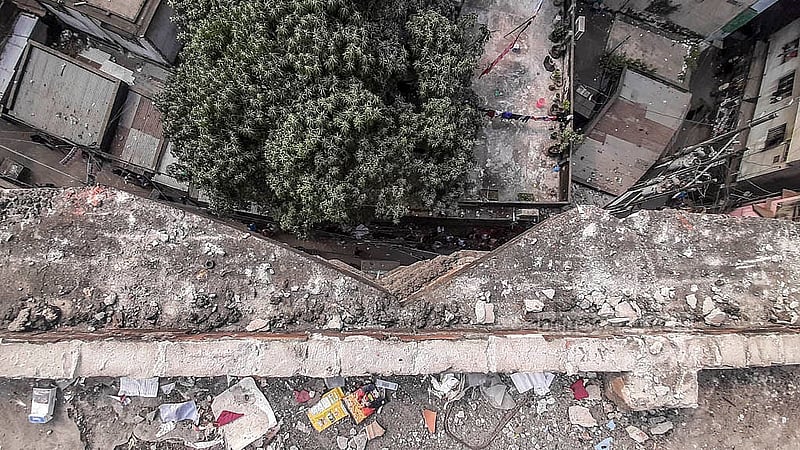 শুক্রবার ভূমিকম্পে পুরান ঢাকার বংশাল এলাকার এই ভবনের ছাদের রেলিং ভেঙে পড়ে