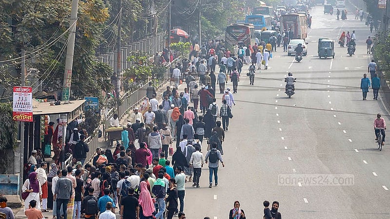 গণঅভ্যুত্থানে আহতরা সড়ক অবরোধ করায় এই পরিবারের মত অনেকে হেঁটেই রওনা হয় গন্তব্যে