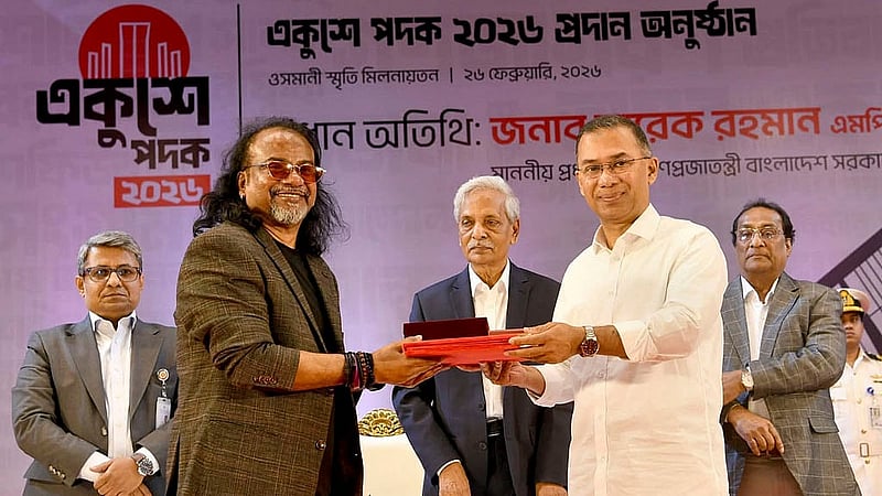 ঢাকার ওসমানী স্মৃতি মিলনায়তনে বৃহস্পতিবার ব্যন্ডদল ওয়ারফেজের পক্ষে প্রধানমন্ত্রী তারেক রহমানের হাত থেকে একুশে পদক নেন দলনেতা শেখ মনিরুল আলম