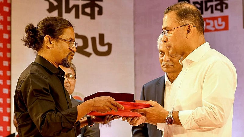 ভাস্কর্যে অবদানের জন্য বৃহস্পতিবার ঢাকার ওসমানী স্মৃতি মিলনায়তনে প্রধানমন্ত্রী তারেক রহমানের হাত থেকে একুশে পদক নেন তেজস হালদার যশ