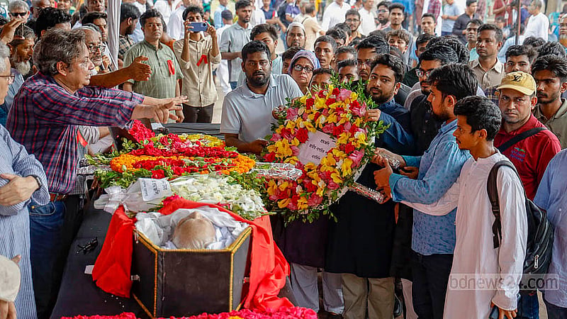 কেন্দ্রীয় শহীদ মিনার প্রাঙ্গণে সোমবার বদরুদ্দীন উমরের প্রতি শ্রদ্ধা জানান জাতীয় নাগরিক পার্টির (এনসিপি) আহ্বায়ক নাহিদ ইসলাম