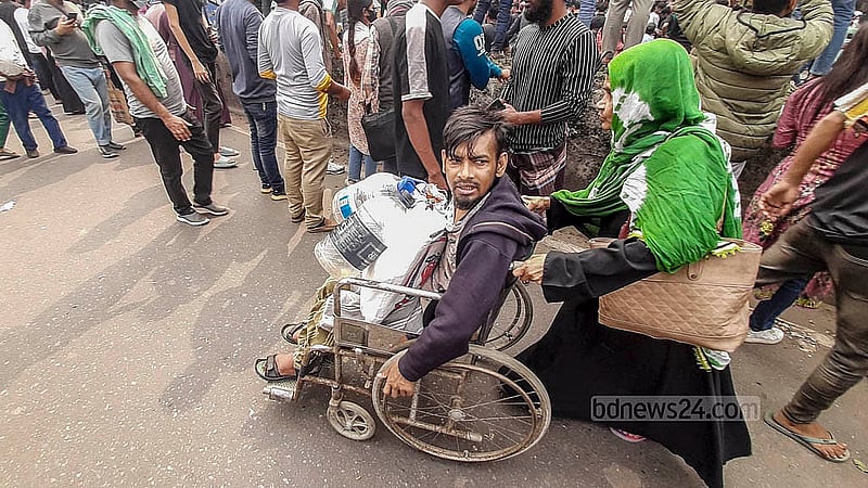 গণঅভ্যুত্থানে আহতরা রোববার রাজধানীর শ্যামলীর শিশুমেলা মোড় অবরোধ করে বিক্ষোভ করায় ভোগান্তিতে পড়েন হাসপাতালমুখি অনেক রোগী