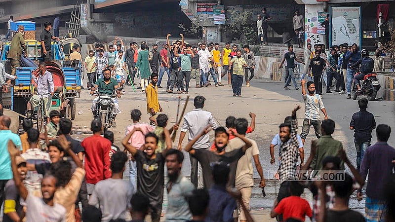 ঢাকার জুরাইন এলাকায় শুক্রবার ব্যাটারিচালিত রিকশাচালকরা সড়ক অবরোধ করলে তাদের সঙ্গে স্থানীয় বিএনপি নেতাকর্মী ও অনান্য পরিবহনকর্মীদের সঙ্গে ধাওয়া পাল্টা ধাওয়া হয়