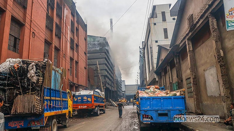 ঢাকার শ্যামপুর এলাকার কলকারখানাগুলোর ধোঁয়া প্রতিনিয়ত দূষণ ছড়াচ্ছে