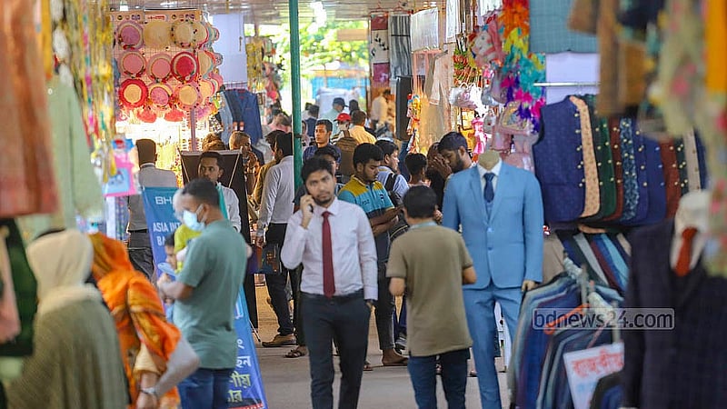 রাজধানীর আগারগাঁওয়ে বঙ্গবন্ধু আন্তর্জাতিক সম্মেলন কেন্দ্রের প্রাঙ্গণে এশিয়া আন্তর্জাতিক বাণিজ্য মেলায় দর্শনার্থীদের ভিড়