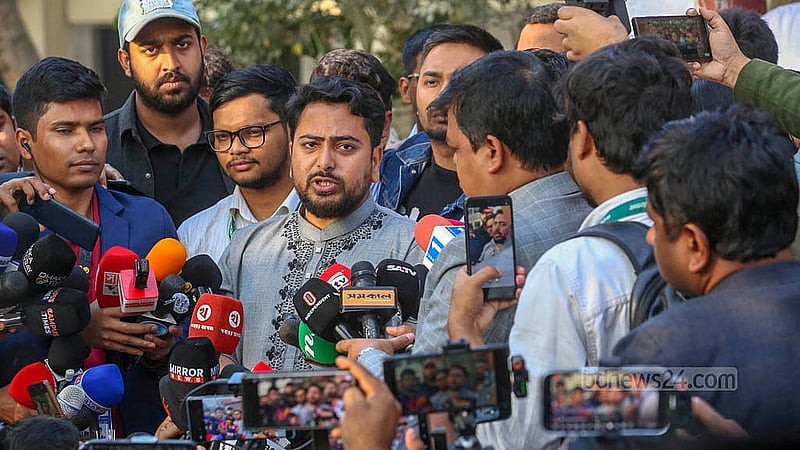 বাড্ডার এ কে এম রহমত উল্লাহ বিশ্ববিদ্যালয় কলেজ কেন্দ্রে বৃহস্পতিবার সকালে ঢাকা ১১ আসনের প্রার্থী জাতীয় নাগরিক পার্টির নাহিদ ইসলাম ভোট দেওয়ার পরে সাংবাদিকদের সঙ্গে কথা বলেন।