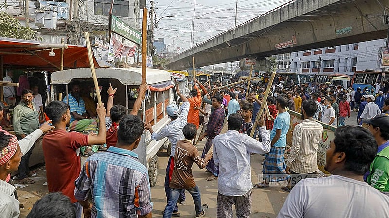 যাত্রাবাড়ীতে রোববার ব্যাটারিচালিত রিকশার চালকদের সড়ক অবরোধ কর্মসূচির মধ্যে বেশ কিছু লেগুনা ভাঙচুরের ঘটনা ঘটে।