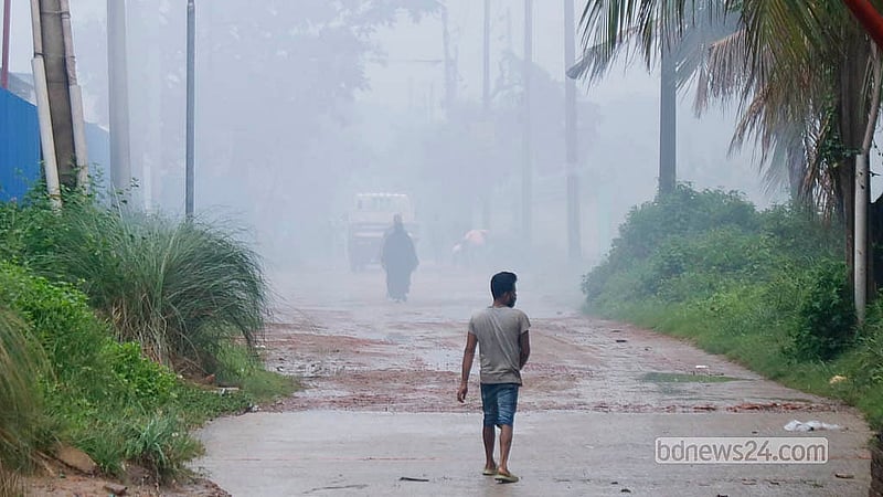 রাজধানীর শ্যামপুর এলাকার এ দৃশ্য দেখে মনে হবে যেন পুরোদস্তুর শীতের মৌসুম
