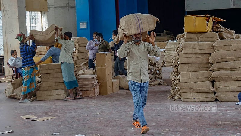 কাকরাইলের উইলস লিটল ফ্লাওয়ার স্কুলের অডিটোরিয়ামে স্তূপ করে রাখা হয়েছে গণভোটের ব্যালট পেপার। রোববার সেখান থেকে এসব ব্যালট পেপার ট্রাকে করে পাঠানো হয় সহকারী রিটার্নিং কর্মকর্তাদের কাছে