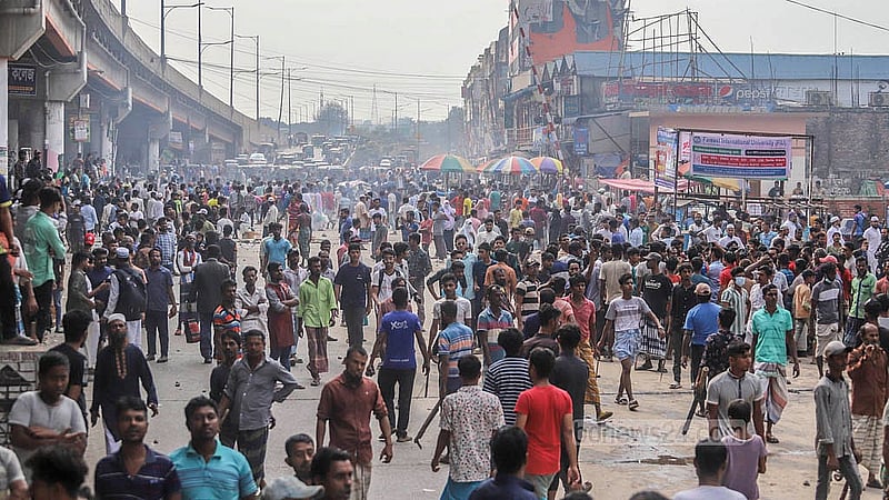 ঢাকার জুরাইন এলাকায় শুক্রবার সড়ক অবরোধ করে বিক্ষোভ করেন ব্যাটারিচালিত রিকশাচালকরা