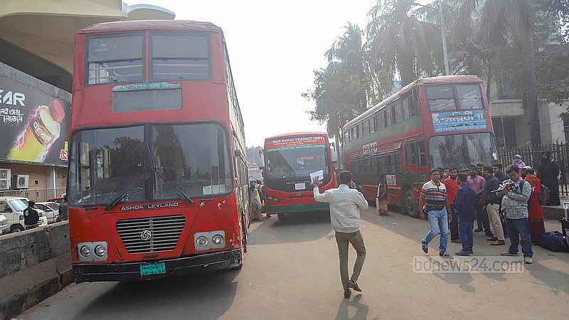 সারাদেশের সঙ্গে রেল চলাচল বন্ধ থাকায় বিআরটিসি বাসে যাত্রীদের গন্তব্যে পৌঁছানোর ব্যবস্থা করেছে রেলওয়ে