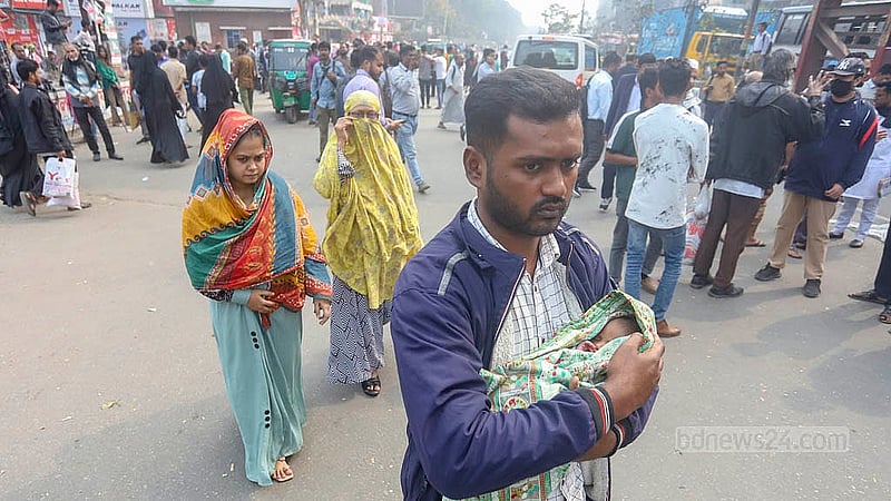 গণঅভ্যুত্থানে আহতরা সড়ক অবরোধ করায় এই পরিবারের মত অনেকে হেঁটেই রওনা হয় গন্তব্যে