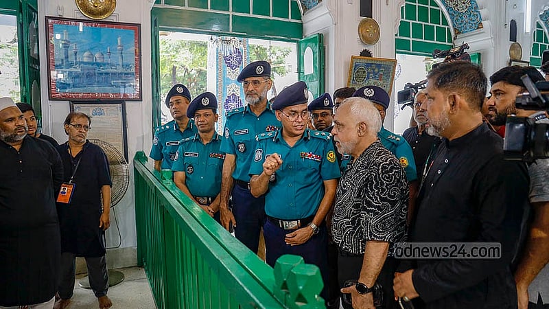 আশুরা উপলক্ষে নিরাপত্তা ব্যবস্থা জোরদার করতে বৃহস্পতিবার পুরান ঢাকার হোসেনী দালান পরিদর্শন করেন পুলিশের ঊর্ধ্বতন কর্মকর্তারা