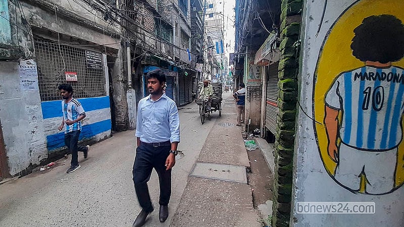 ঢাকার সূত্রাপুরে দেয়ালে আঁকা হয়েছে কিংবদন্তি ফুটবলার ম্যারাডোনার ছবি