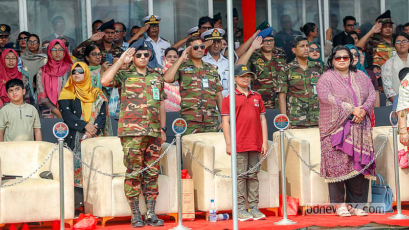 মহড়ায় জাতীয় সঙ্গীত বাজতে থাকলে প্যারেডের দর্শকসারির সবাই দাঁড়িয়ে সম্মান জানান।