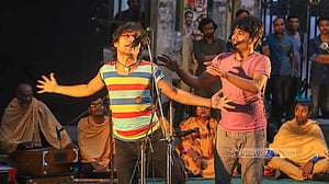 পথনাটক করে প্রতিবাদ