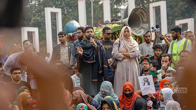 ইনকিলাব মঞ্চের আহ্বায়ক শরীফ ওসমান হাদি হত্যায় জড়িতদের গ্রেপ্তার দাবিতে সোমবার কেন্দ্রীয় শহীদ মিনারে বিক্ষোভ সমাবেশে বক্তব্য দেন মঞ্চের সদস্য সচিব আব্দুল্লাহ আল জাবের