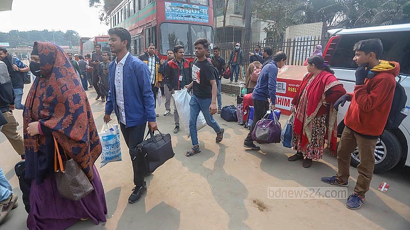 রেল চলাচল বন্ধ থাকায় কমলাপুর স্টেশন থেকে বের হয়ে বাসের দিকে যাচ্ছেন যাত্রীরা। ট্রেন না চালাতে পেরে বিকল্প এই ব্যবস্থা করেছে রেলওয়ে