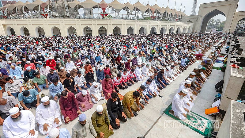 জুমার নামাজ আদায়ে বায়তুল মোকাররম জাতীয় মসজিদের দক্ষিণ প্রান্তে মানুষের ঢল