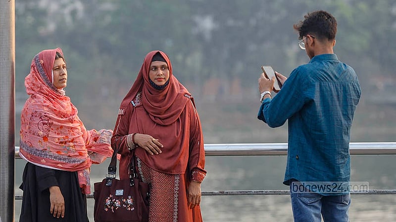 ঈদের তৃতীয় দিন বুধবার হাতিরঝিলের বিভিন্ন অংশে ঘুরতে এসেছেন মানুষ। তবে ঈদের দিনের মত নয়