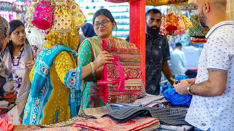 এশিয়া আন্তর্জাতিক বাণিজ্য মেলায় বিদেশি স্টলে ব্যাগ দেখছেন দর্শনার্থীরা