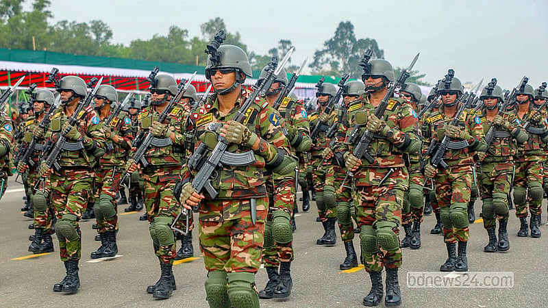 ঢাকার তেজগাঁও পুরাতন বিমানবন্দরের জাতীয় প্যারেড স্কয়ারে মঙ্গলবার কুচকাওয়াজের চূড়ান্ত মহড়ায় অংশ নেয় সেনা, নৌ, বিমান, কোস্ট গার্ড, পুলিশ, বিজিবি, কারা পুলিশসহ বিএনসিসির সদস্যরা