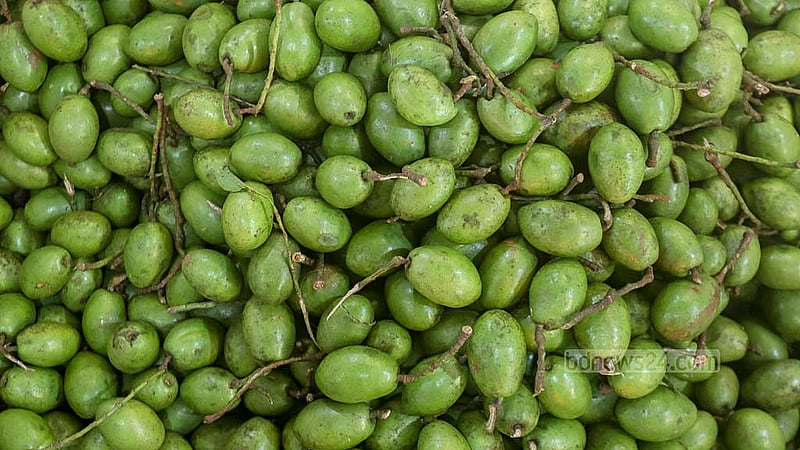 ঢাকার পাইকারি বাজার শ্যামবাজারে জলপাই বিক্রি হচ্ছে ২০ থেকে ৪০টাকা কেজিতে