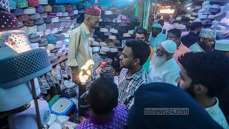 ঈদের সময় ঘনিয়ে আসায় বায়তুল মোকাররম জাতীয় মসজিদের সামনে টুপির দোকানে বেড়েছে ভিড়