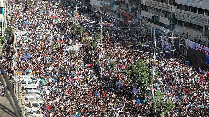রাজধানীর নয়া পল্টনে বিএনপি কার্যালয়ের সামনে বুধবার দলের সমাবেশে উচ্ছ্বল নেতাকর্মীদের ঢল।