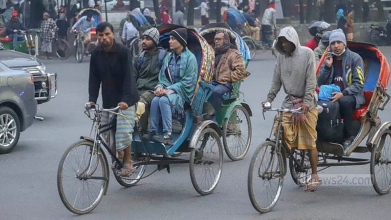 কুয়াশায় ঢাকা রাজধানীতে বৃহস্পতিবার ছোট-বড় সবার গায়ে ছিল বাড়তি গরমের কাপড়। ঢাকা বিশ্ববিদ্যালয় এলাকা থেকে তোলা