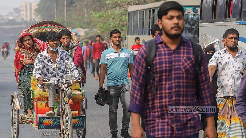 গণঅভ্যুত্থানে আহতরা রোববার রাজধানীর শ্যামলীর শিশুমেলা মোড় অবরোধ করায় ভোগান্তিতে পড়ে মানুষ