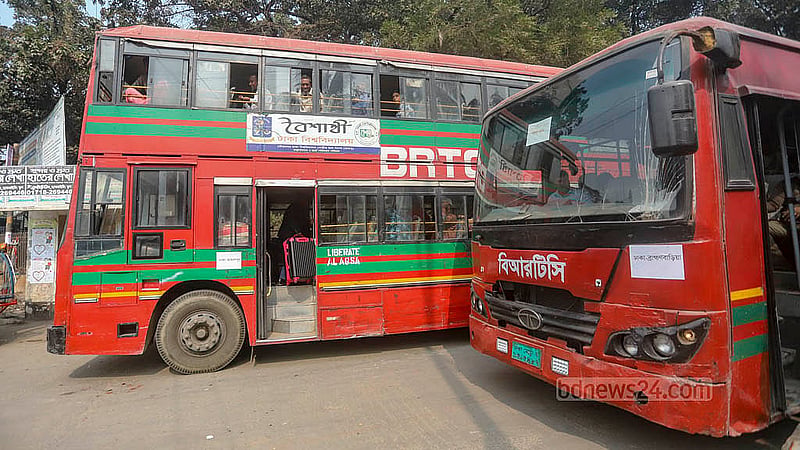 সারাদেশের সঙ্গে রেল চলাচল বন্ধ থাকায় বিআরটিসি বাসে যাত্রীদের গন্তব্যে পৌঁছানোর ব্যবস্থা করেছে রেলওয়ে