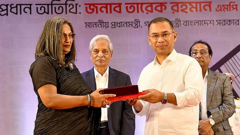 স্থাপত্যে অবদান রাখায় ঢাকার ওসমানী স্মৃতি মিলনায়তনে বৃহস্পতিবার মেরিনা তাবাসসুমের হাতে একুশে পদক তুলে দেন প্রধানমন্ত্রী তারেক রহমান