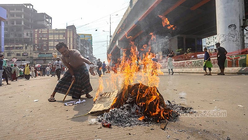 ঢাকার জুরাইন এলাকায় সড়কে আগুন জ্বালিয়ে বিক্ষোভ করেন ব্যাটারিচালিত রিকশাচালকরা। ফলে ওই সড়কে যানবাহন চলাচল বন্ধ হয়ে যায়