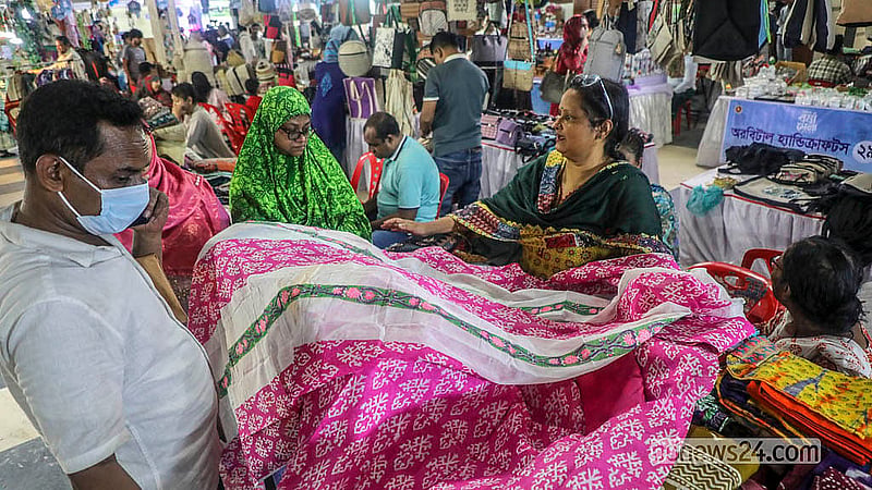ঢাকার তেজগাঁওয়ে বিসিক ভবনের নিচতলায় রোববার শুরু হয়েছে পাঁচ দিনের ‘বিসিক বর্ষা মেলা’