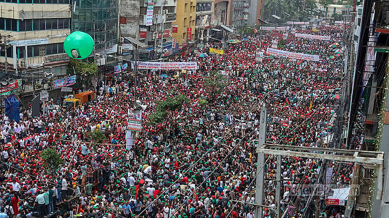 রাজধানীর নয়া পল্টনে বিএনপির কেন্দ্রীয় কার্যালয়ের সামনের সড়কে বুধবার বিএনপির তারুণ্যের সমাবেশের একাংশ।